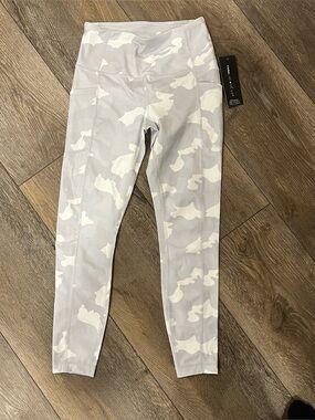 NWT Yogalicious Lux Women’s cropped Grey Camo Leggings Size Small Yoga Pants